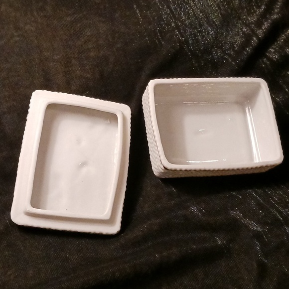 Painted porcelain jewelry box, vintage Fred Roberts Company, roses, gold trim - Picture 4 of 5